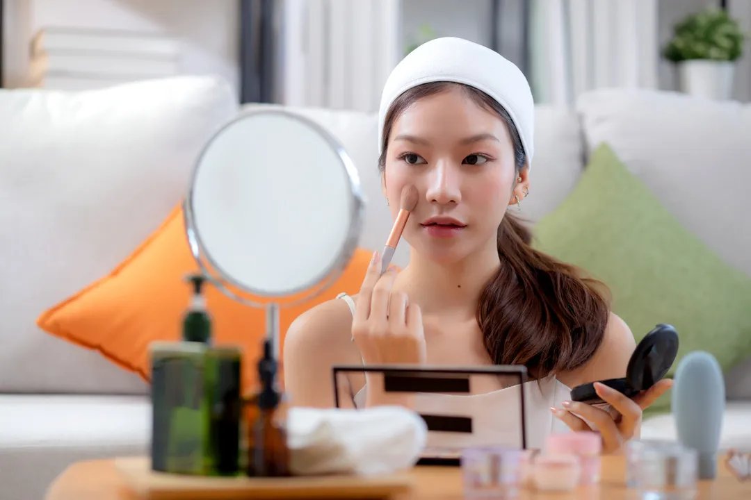 Makeup Gampang Luntur? Tren Glue Method Ini Bikin Complexion Lebih “Nempel”
